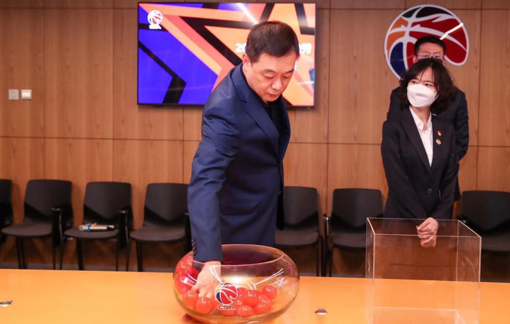 巧妙的是，将海报倒置，成长后的大圣蜷缩而卧，红色火焰如红袍披身，但镇压于;大圣身周的万千佛掌，却颇具一种;终结的意味